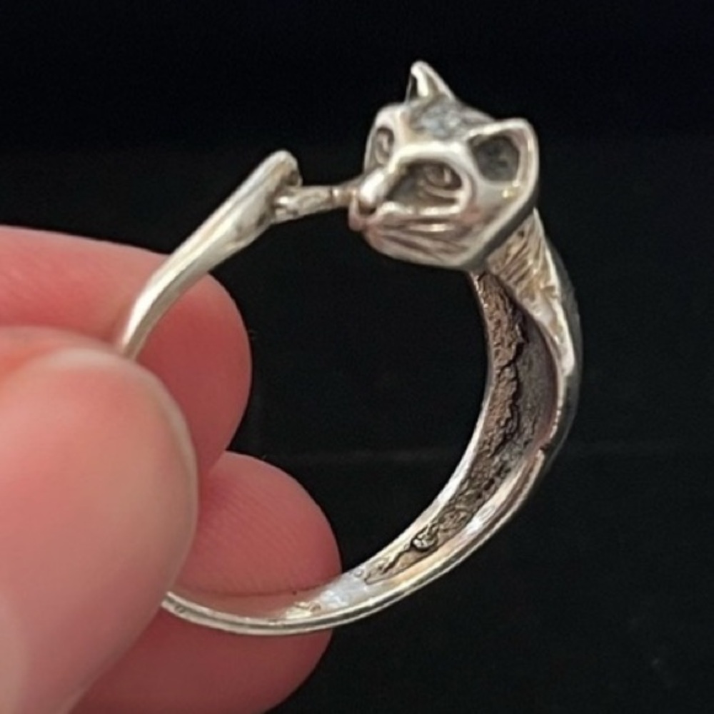Sterling silver CAT HUG ring
Size 7.5
Unique
Perfect for cat lovers!